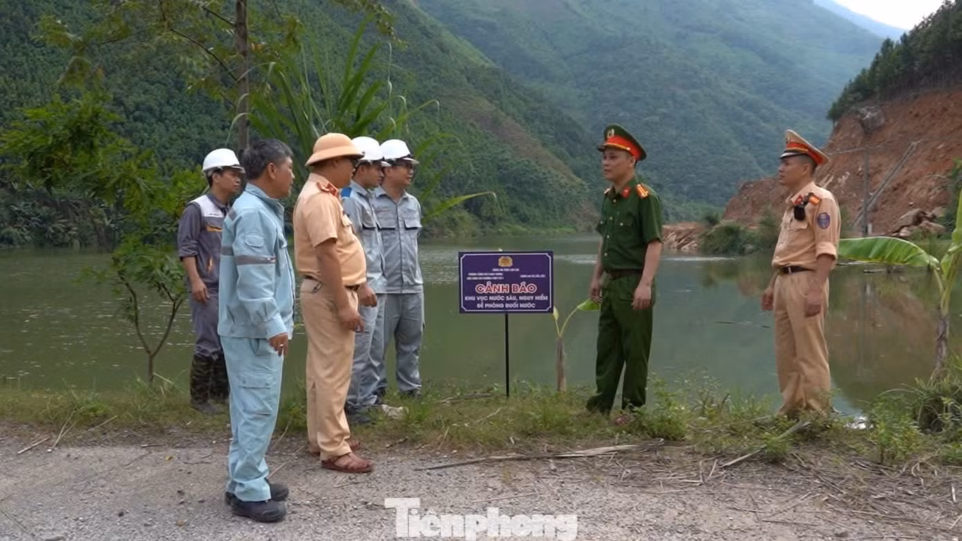 Hàng trăm biển cảnh báo được các lực lượng không quản nắng mưa để cắm cảnh báo tại các điểm suối sâu, sông, hồ.
