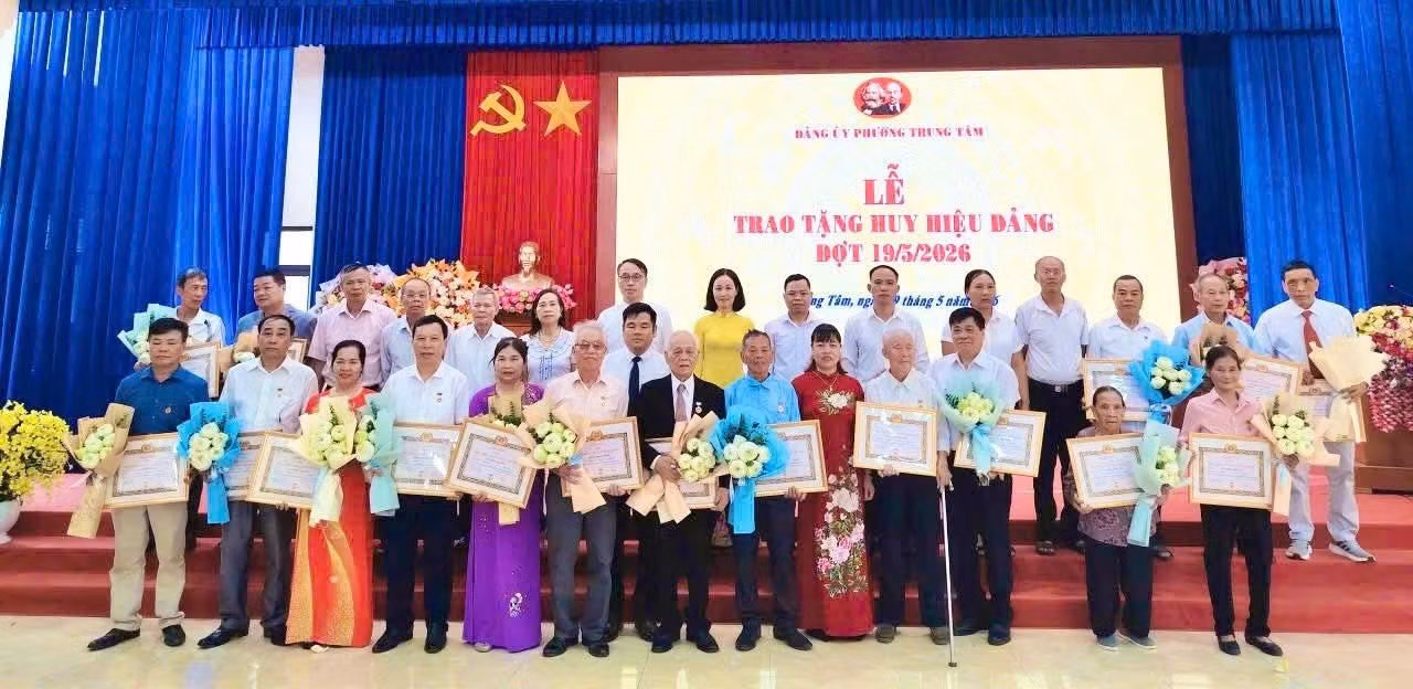 lanh-dao-phuong-trao-huy-hieu-dang-cho-cac-dong-chi-dang-vien.jpg