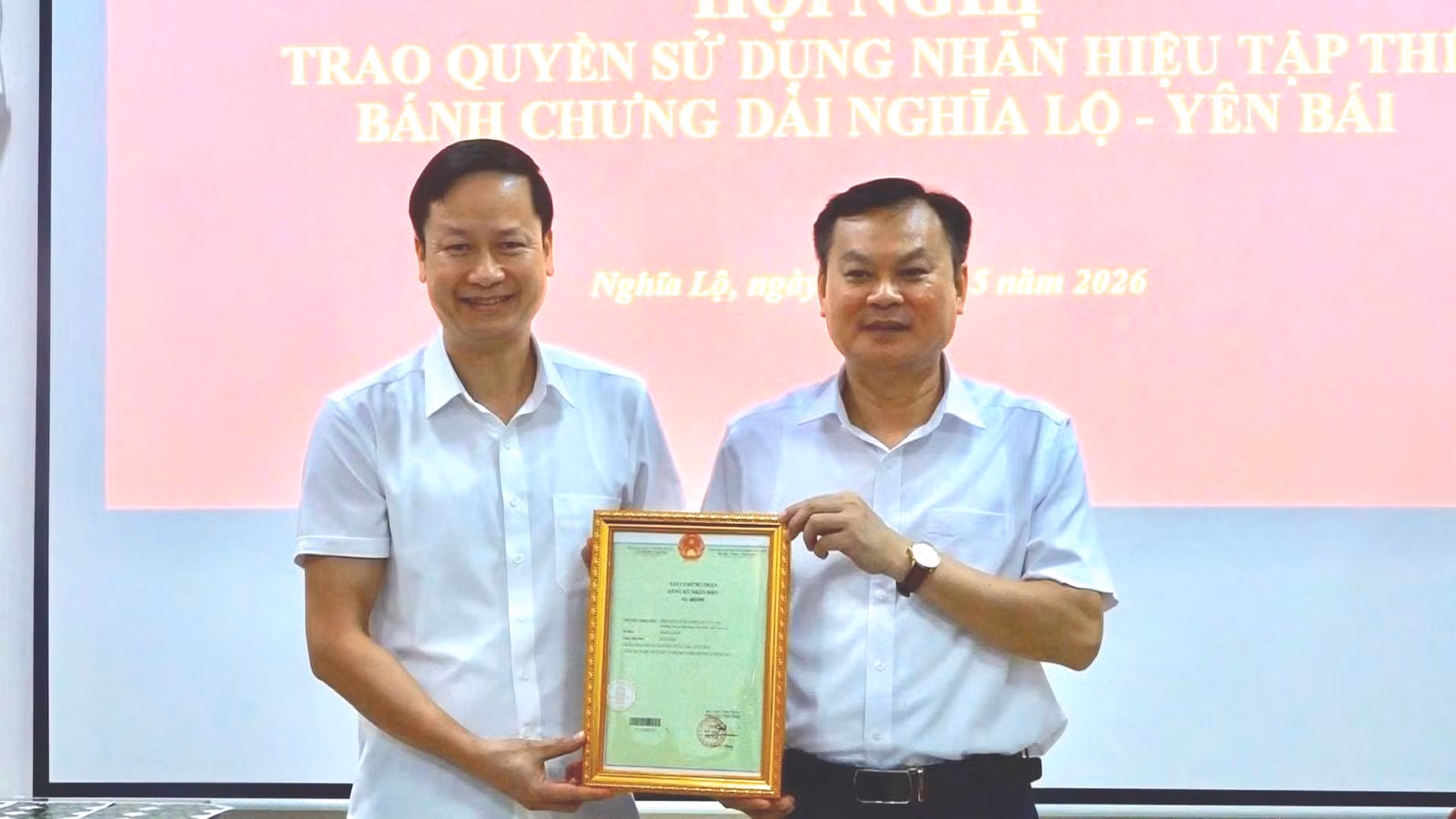 trao-van-bang-bao-ho-nhan-hieu-tap-the-banh-chung-dai-nghia-lo-yen-bai-2028.jpg