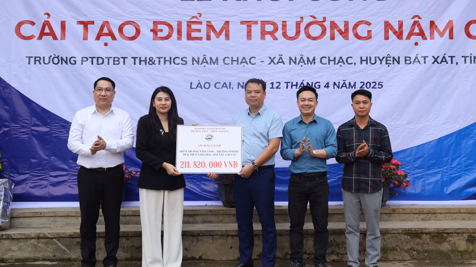 bgh-truong-newton-trao-qua-kinh-phi-ung-ho-xay-dung-diem-truong-nam-cang-1740.jpg