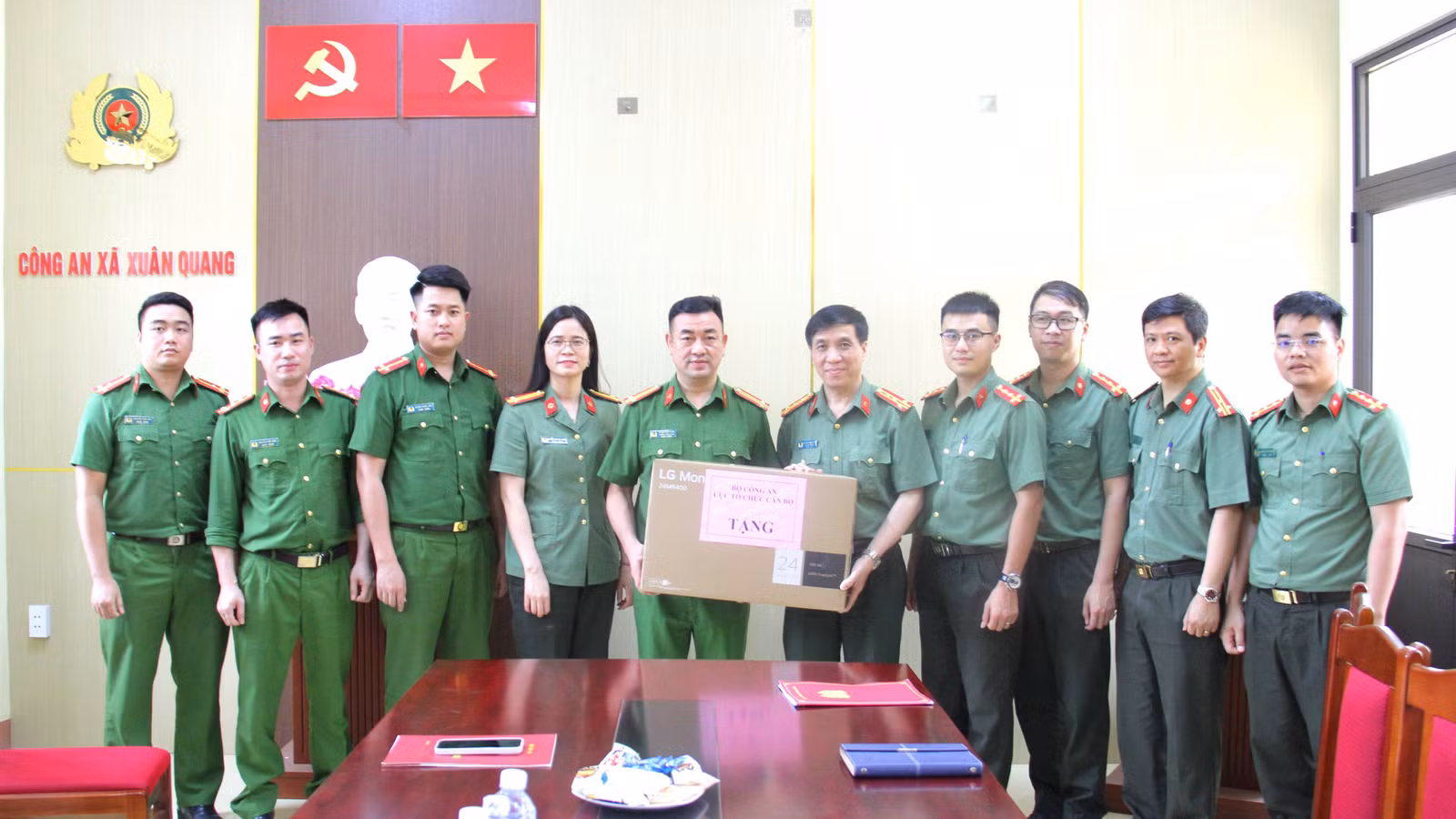 dai-ta-nguyen-tuan-duong-pho-cuc-truong-cuc-to-chuc-can-bo-bo-cong-an-cung-doan-cong-tac-trao-qua-01-bo-may-tinh-cho-cong-an-xa-xuan-quang-huyen-bao-thang-tinh-lao-cai.jpg