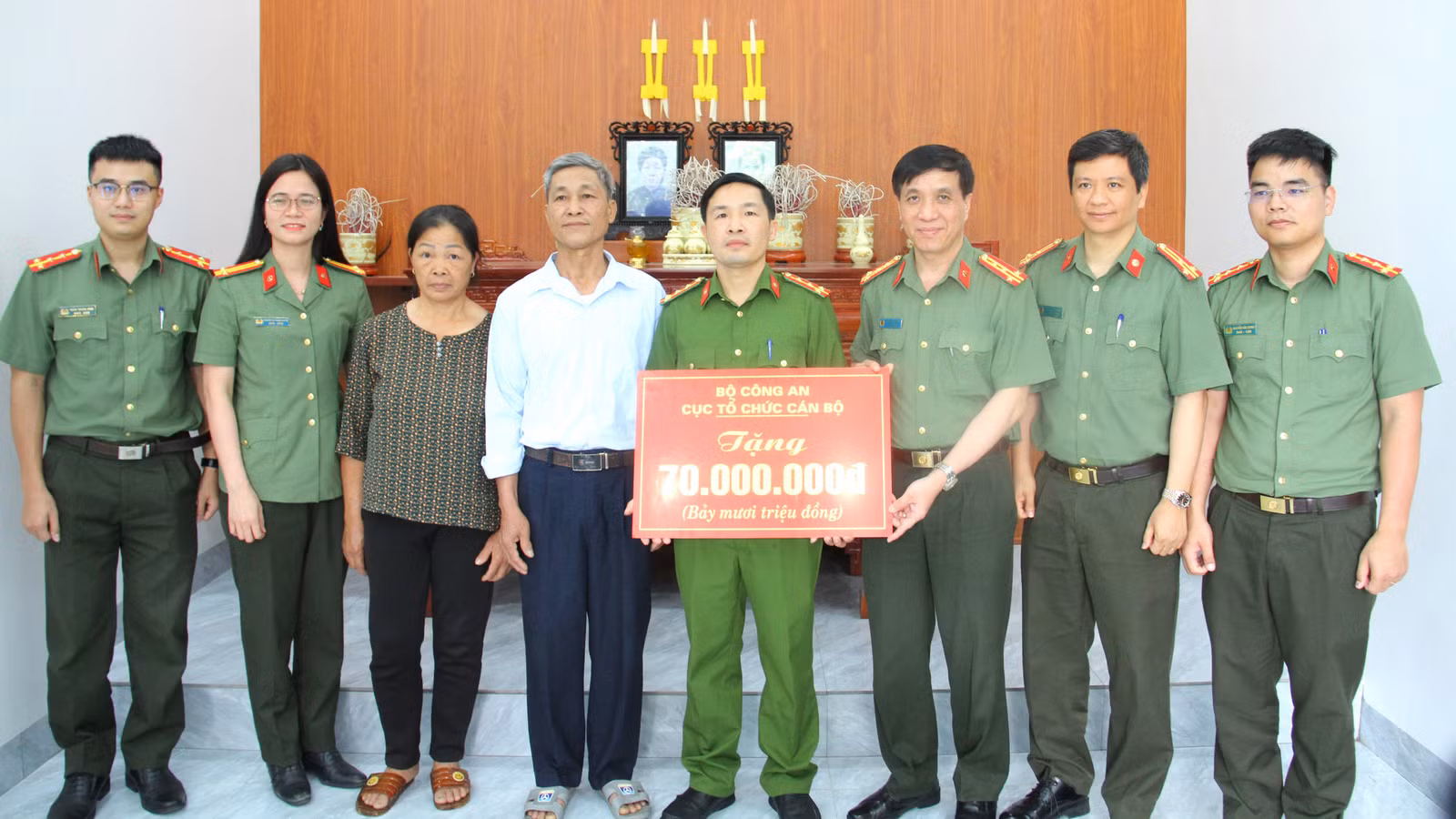 dai-ta-nguyen-tuan-duong-pho-cuc-truong-cuc-to-chuc-can-bo-bo-cong-an-cung-doan-cong-tac-trao-kinh-phi-ho-tro-xay-nha-o-cho-dai-uy-thao-quoc-viet.jpg