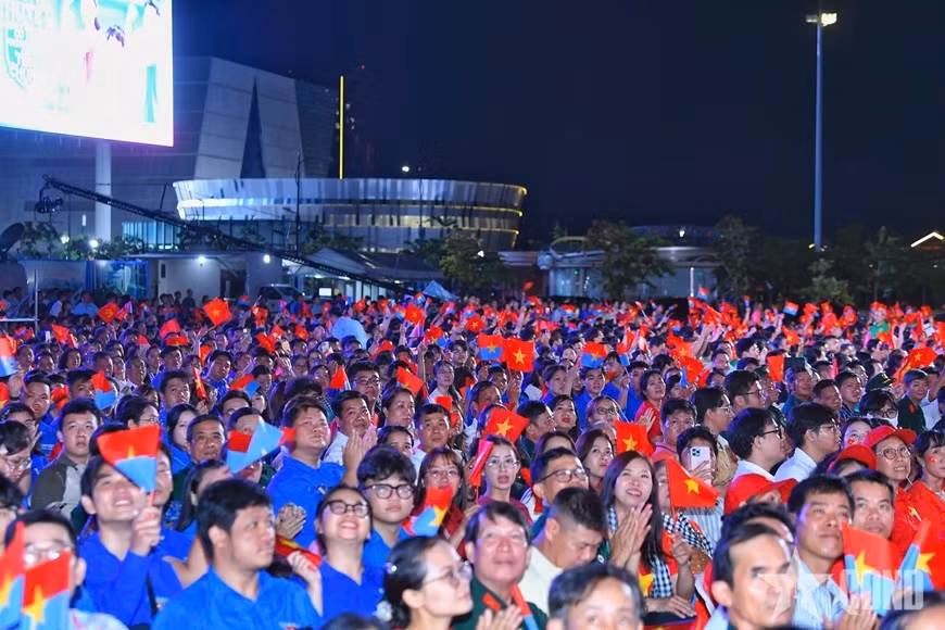 Đông đảo học sinh, sinh viên, các tầng lớp nhân dân dự Chương trình tại điểm cầu TP Hồ Chí Minh.