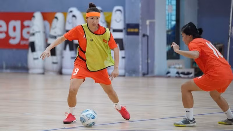 Các thành viên đội tuyển futsal nữ Việt Nam trong một buổi tập.