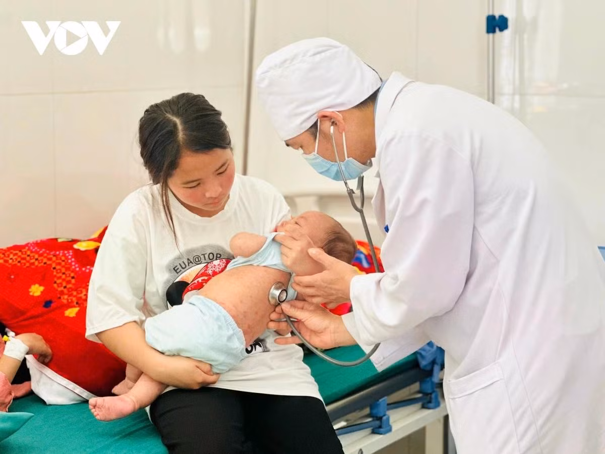 Theo dõi, điều trị một ca nhi mắc sởi tại huyện vùng cao Mường Khương