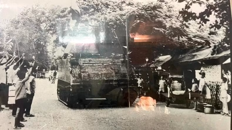 Quân ta và nhân dân Bình Thuận nô nức xuống đường mừng giải phóng quê hương 19/4/1975.