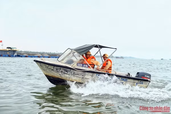 Cảnh sát đường thủy tuần tra sông Hồng.