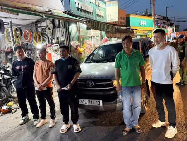 Cục Quản lý xuất nhập cảnh phối hợp với Phòng CSGT Công an TP Hồ Chí Minh kiểm tra, phát hiện xe ô tô do ông Nguyễn Chí Dũng, quốc tịch Việt Nam điều khiển, chở 4 người nước ngoài có nhiều biểu hiện nghi vấn.