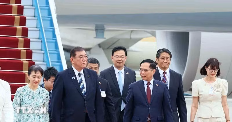 Phó Thủ tướng, Bộ trưởng Ngoại giao Bùi Thanh Sơn đón Thủ tướng Nhật Bản Ishiba Shigeru và Phu nhân tại Sân bay quốc tế Nội Bài.