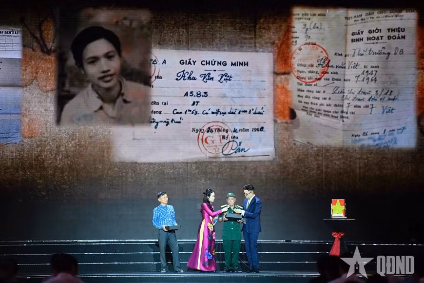 Ông Adolph Novello, cựu binh Mỹ nhờ người đại diện trao trả kỷ vật từng cất giữ suốt 50 năm cho người thân của liệt sĩ Kha Văn Việt, hy sinh ở chiến trường Quảng Trị.