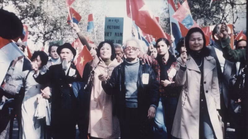 Ngày 30/4/1975, kiều bào diễu hành trên đường phố Paris, giương cao biểu ngữ ”Việt Nam thắng lợi".