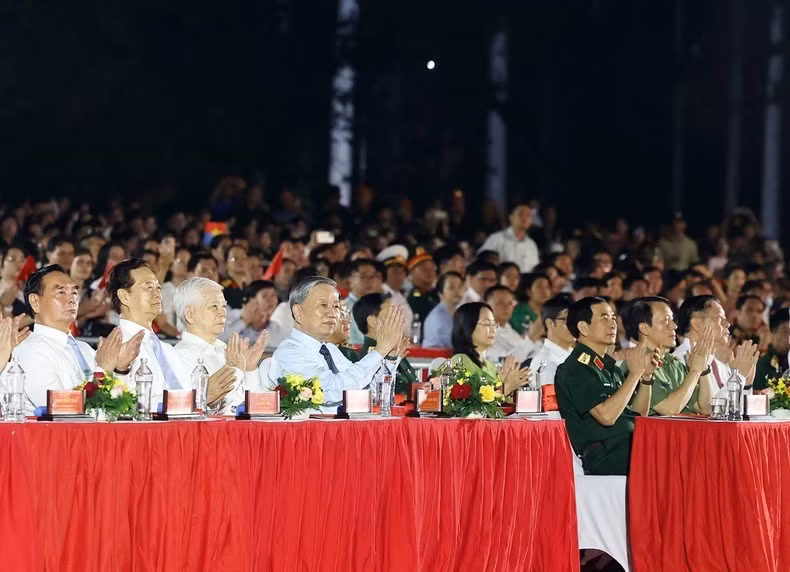 Tổng Bí thư Tô Lâm và các đại biểu dự Chương trình nghệ thuật “Đất nước trọn niềm vui”.