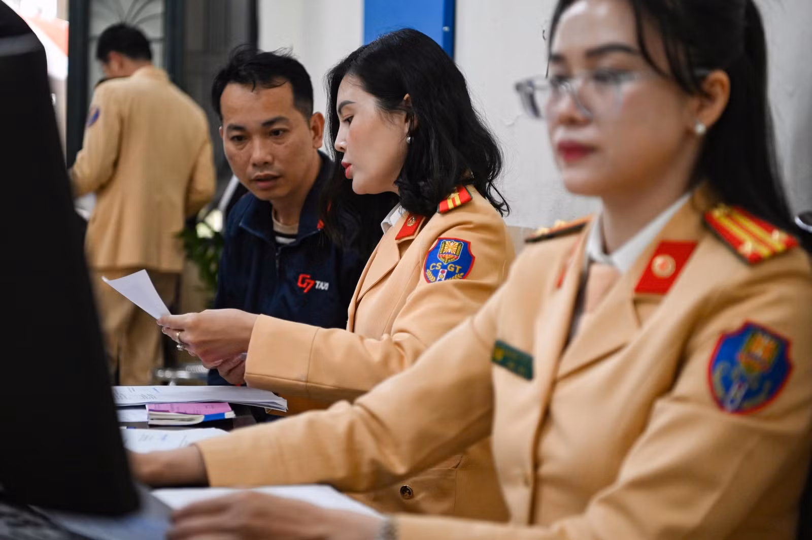 CSGT khuyến nghị, người dân nên thực hiện cấp, đổi giấy phép lái xe bằng hình thức trực tuyến, nhằm giảm thiểu thời gian đi lại.
