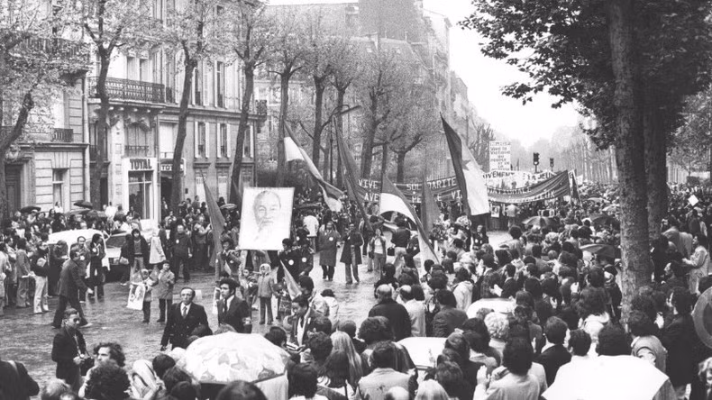Ngày 6/5/1975, kiều bào diễu hành mừng miền nam được giải phóng, đất nước được thống nhất trên đường phố Paris trong tiếng vỗ tay chúc mừng của bạn bè Pháp.