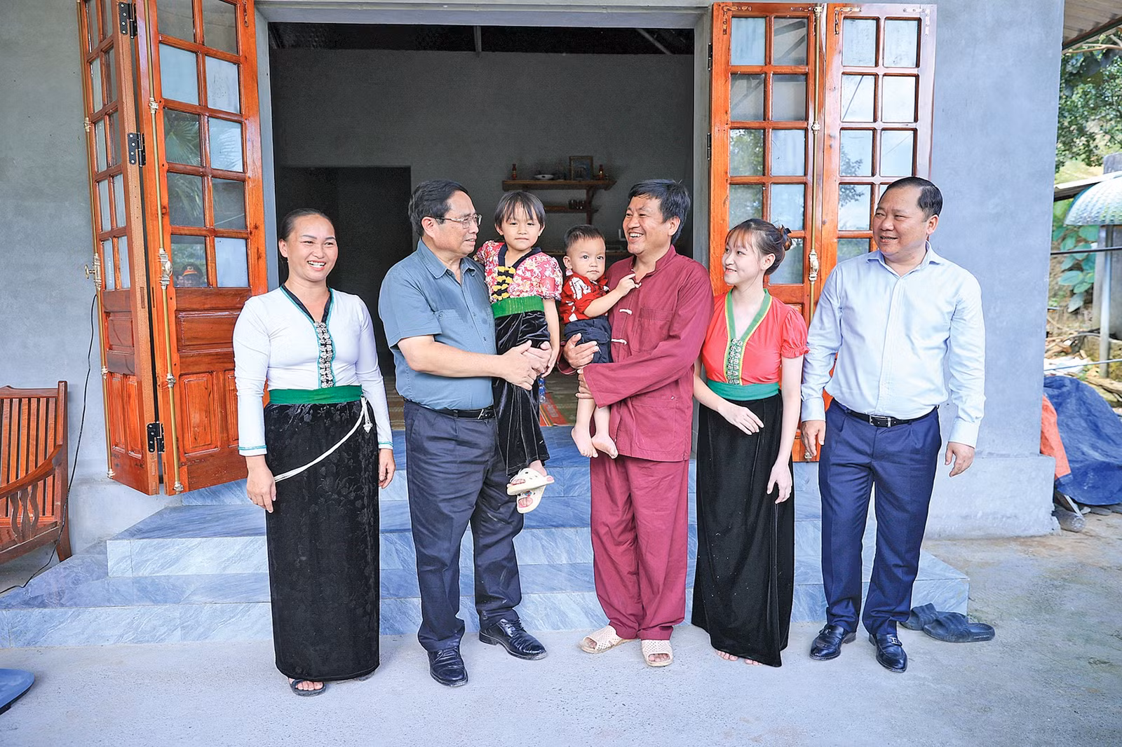 Thủ tướng Phạm Minh Chính thăm gia đình ông Xa Văn Vọng, là hộ nghèo (xã Cao Sơn, huyện Đà Bắc, tỉnh Hòa Bình cũ, nay thuộc Phú Thọ) được hỗ trợ xây lại nhà mới sau khi phát động phong trào Chung tay xóa nhà tạm, nhà dột nát trên địa bàn cả nước trong năm 2025.