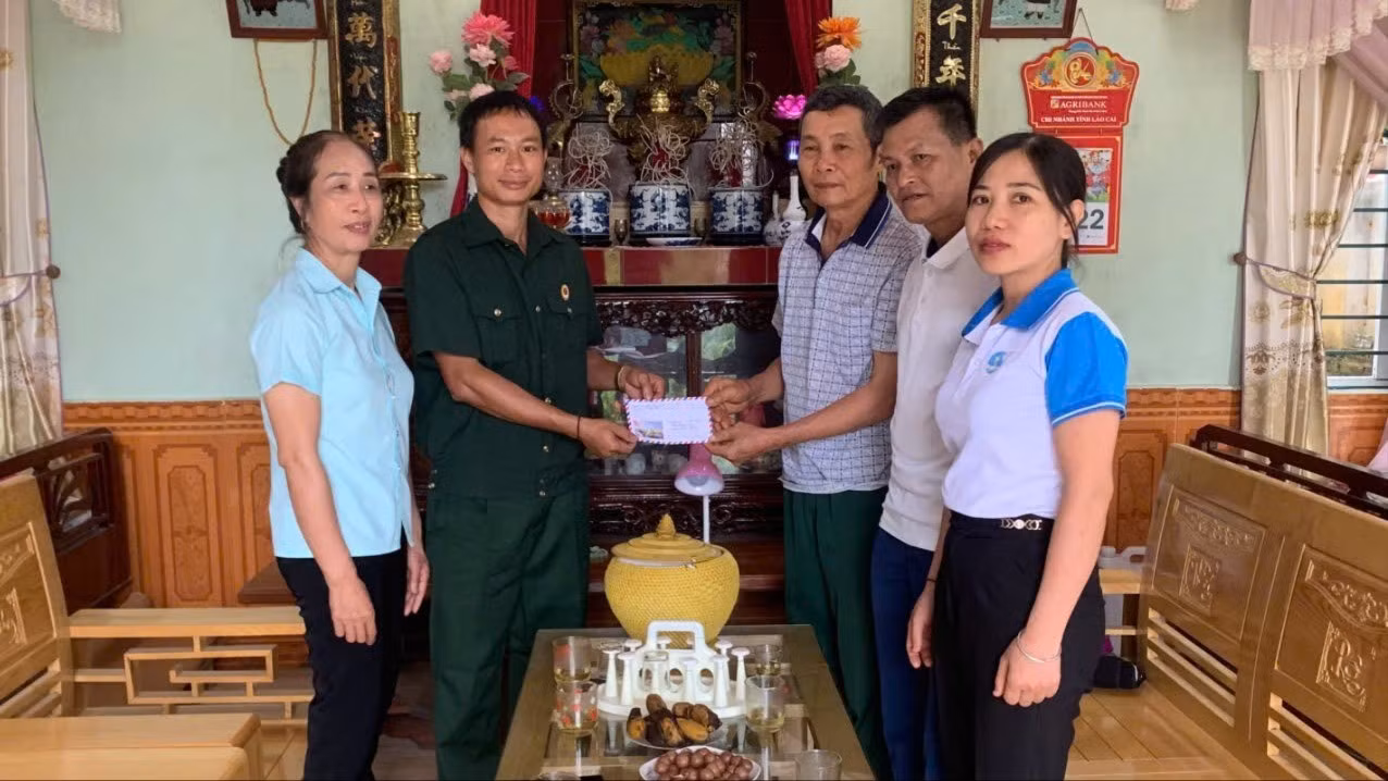 Hội Phụ nữ xã Văn Bàn thăm hỏi gia đình chính sách.
