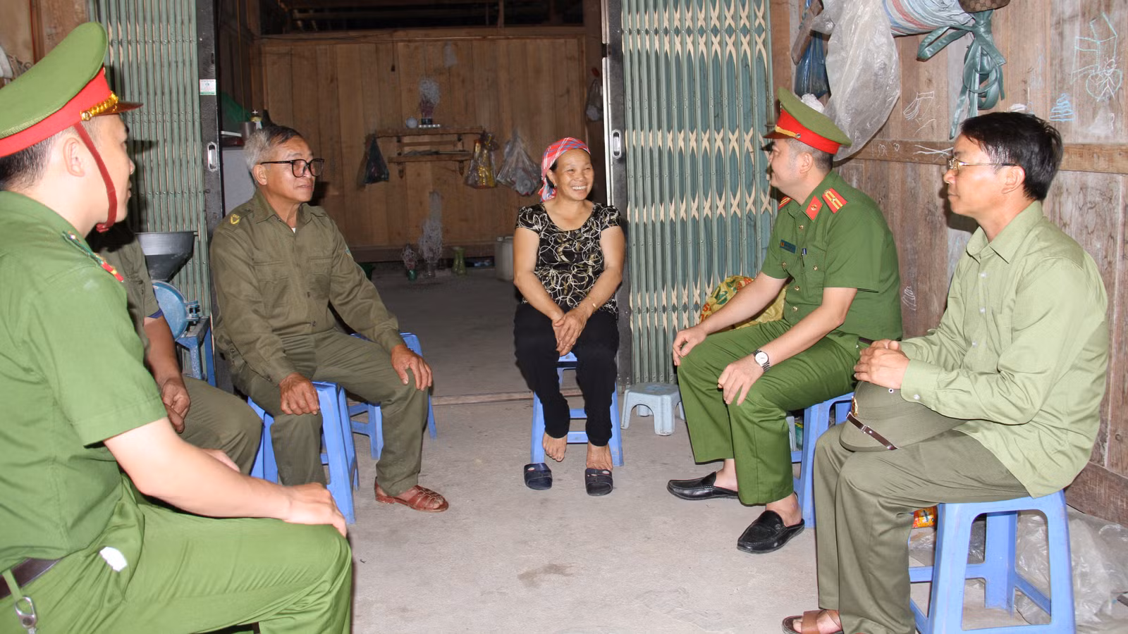 van-dong-nguoi-dan-di-doi-den-noi-an-toan.jpg