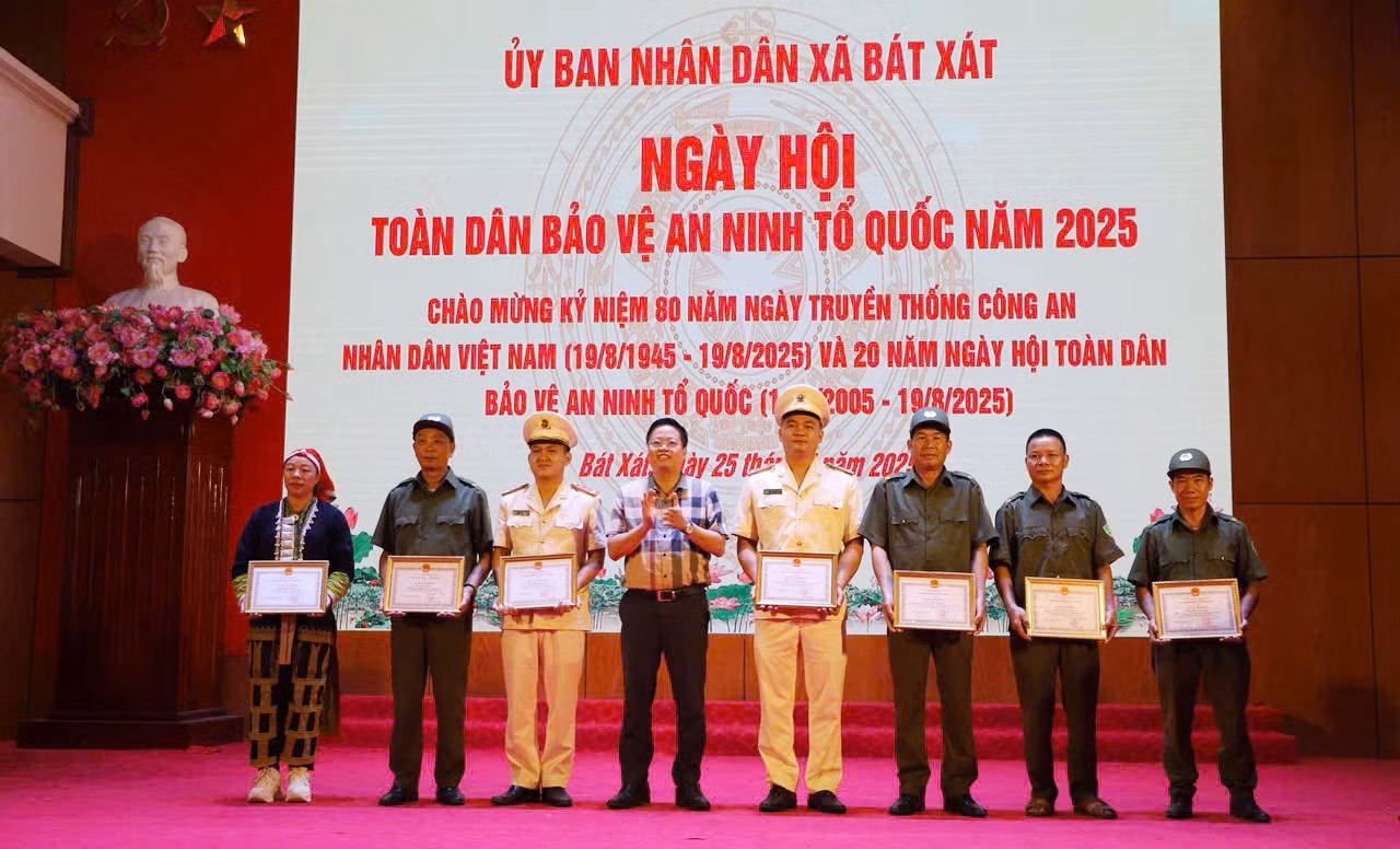 Khen thưởng các tập thể, cá nhân có thành tích xuất sắc.