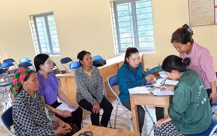 Hội LHPN xã Nà Khương (huyện Quang Bình, tỉnh Hà Giang (cũ) hỗ trợ hội viên, phụ nữ hoàn thiện các thủ tục, chính sách.