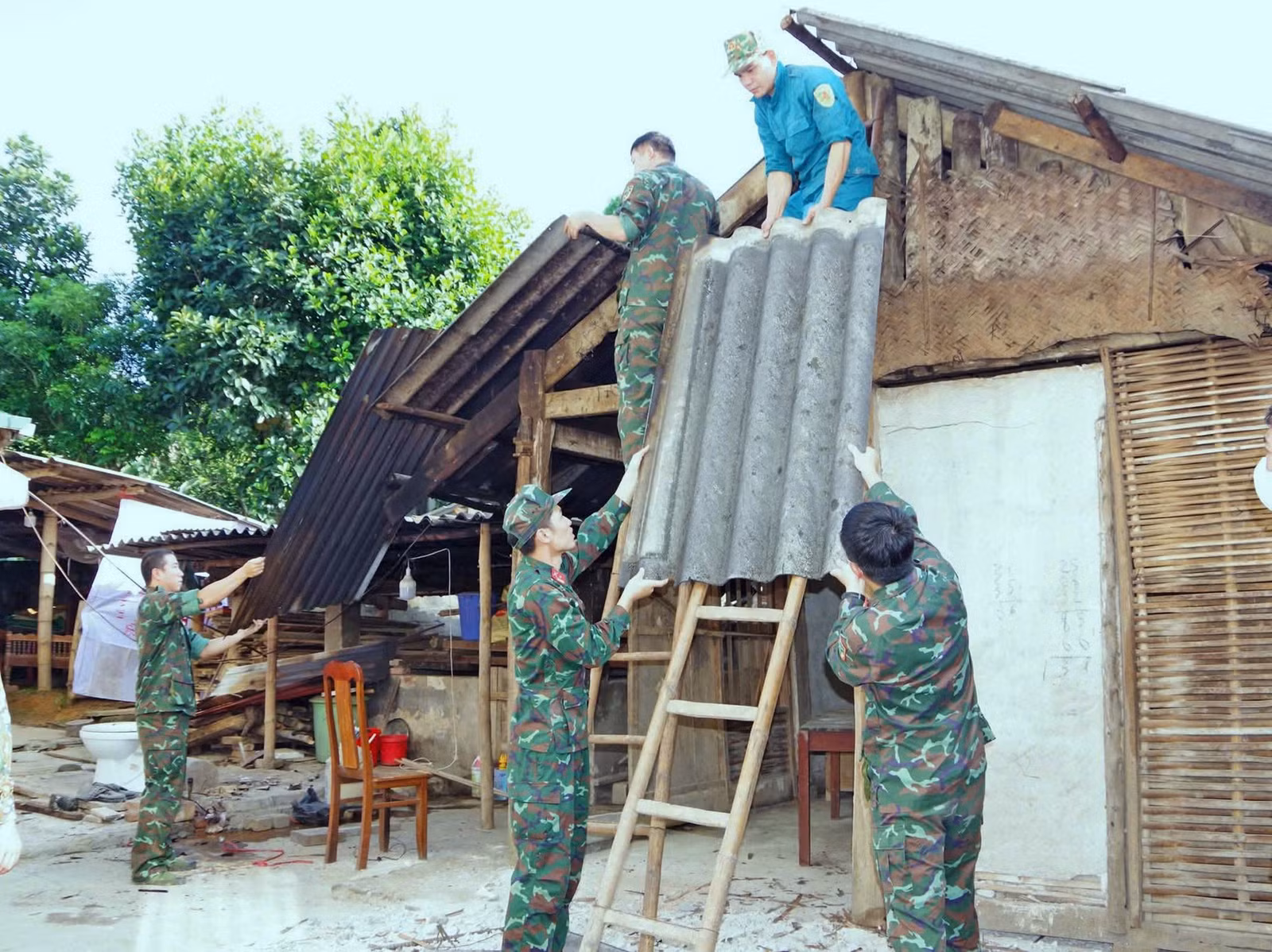 Lực lượng quân đội tham gia hỗ trợ người dân dựng lại nhà cửa, chung tay xóa nhà tạm, nhà dột nát.