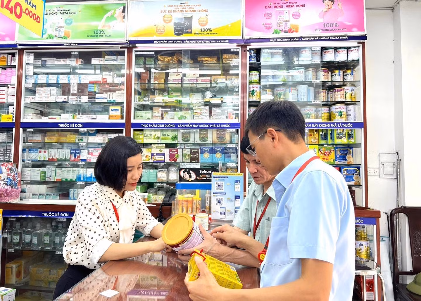 Lực lượng chức năng kiểm tra việc kinh doanh thuốc chữa bệnh, mỹ phẩm, thiết bị y tế, sản phẩm dinh dưỡng và thực phẩm bảo vệ sức khỏe trên địa bàn tỉnh Bắc Ninh.