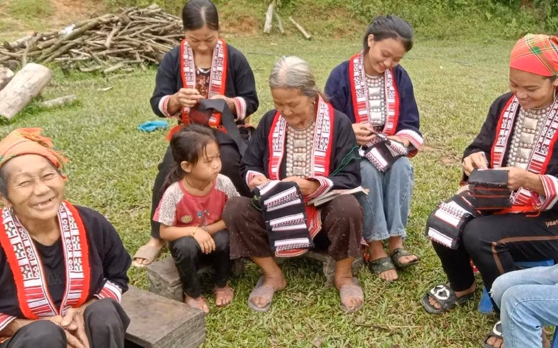 Phụ nữ DTTS gặp nhiều khó khăn trong việc tiếp cận thông tin.