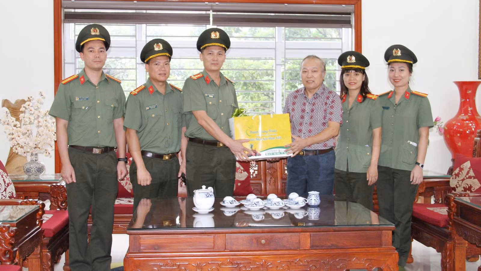Đại tá Nguyễn Tiến Đỗ, Phó Giám đốc Công an tỉnh thăm, tặng quà đồng chí Đại tá Giàng Ly Pao.