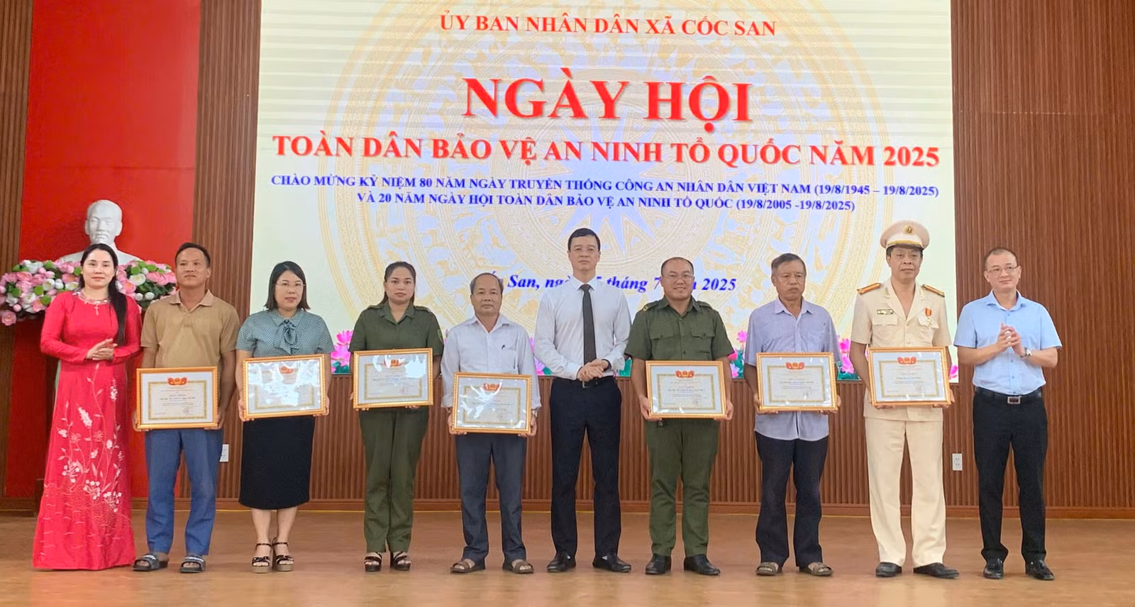 Khen thưởng các tập thể, cá nhân có thành tích xuất sắc.
