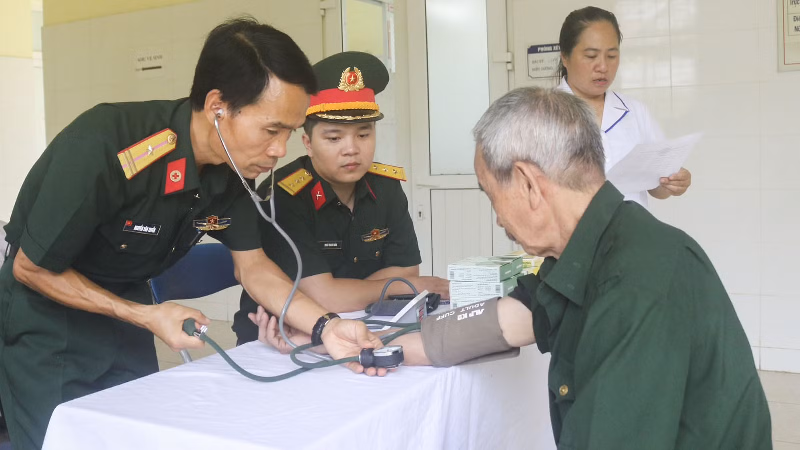 kham-sang-loc-cho-cac-thuong-binh.jpg