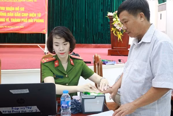 Lực lượng Công an làm thủ tục cấp căn cước cho người dân.