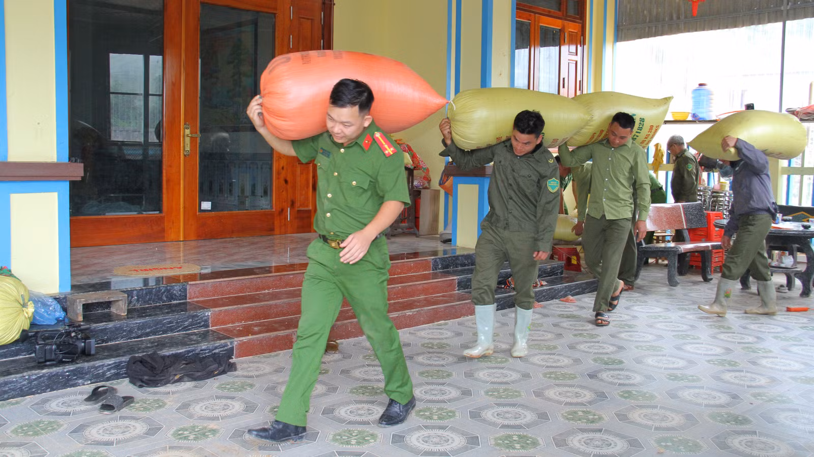 luc-luong-cong-an-xa-va-an-ninh-co-so-di-doi-nong-san-giup-nhan-dan.jpg