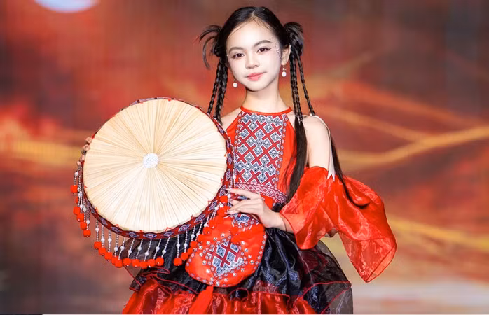 Bộ sưu tập lấy cảm hứng từ vẻ đẹp của hoa rừng Tây Bắc, kết hợp các họa tiết thổ cẩm.