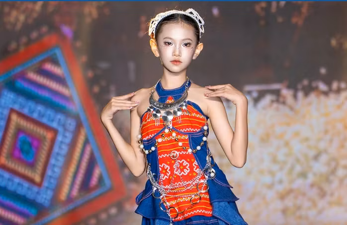 Show diễn mang đến một trải nghiệm nghệ thuật độc đáo, kết hợp giữa thời trang, âm nhạc và sắp đặt sáng tạo.