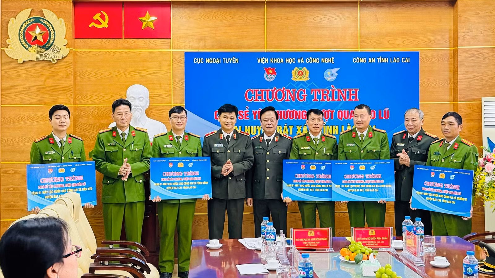 an-4-doan-cong-tac-trao-qua-cho-can-bo-chien-si-cong-an-huyen-bat-xat-2.jpg