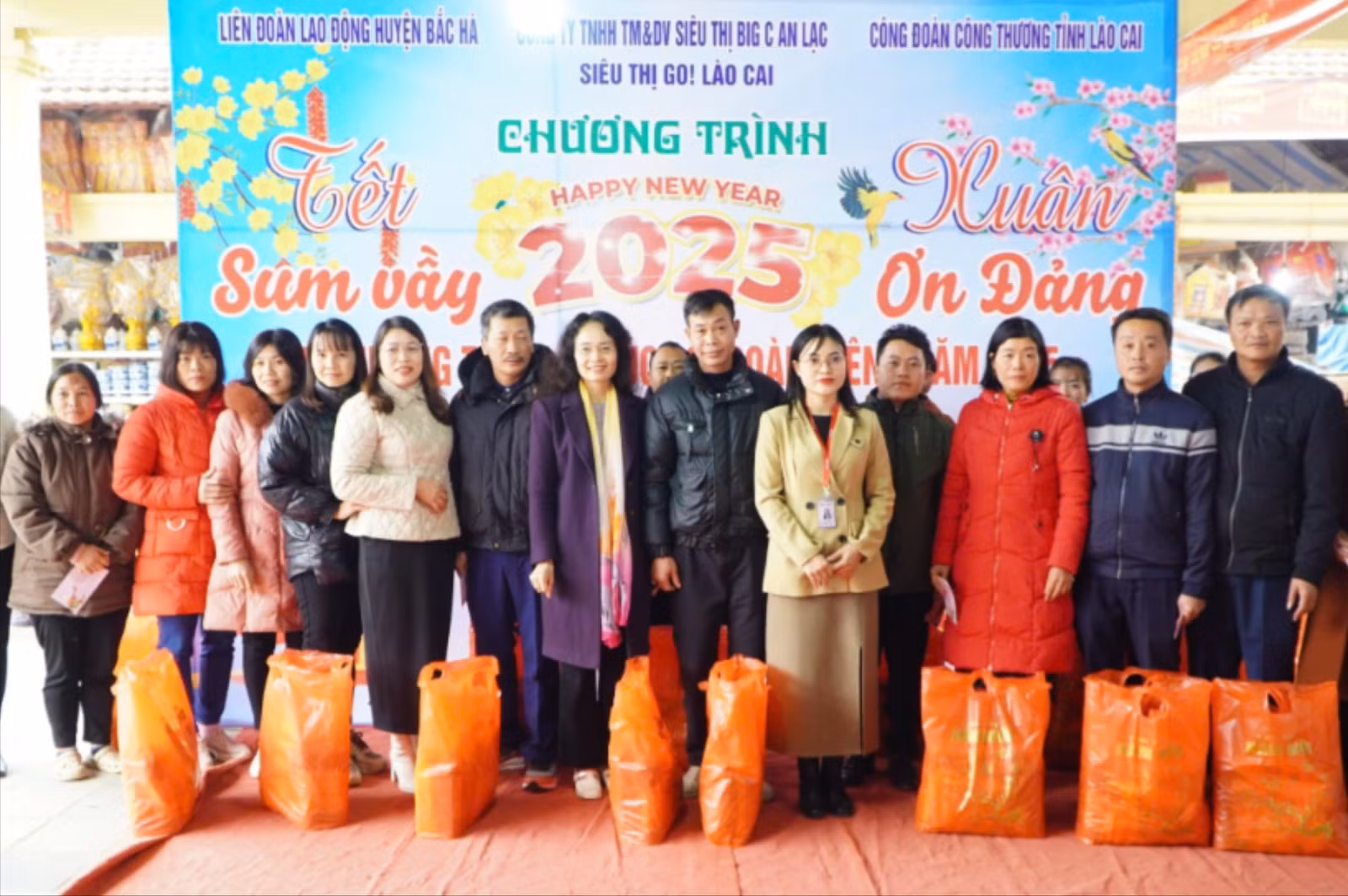 lien-doan-lao-dong-huyen-tang-qua-tet-7954.jpg