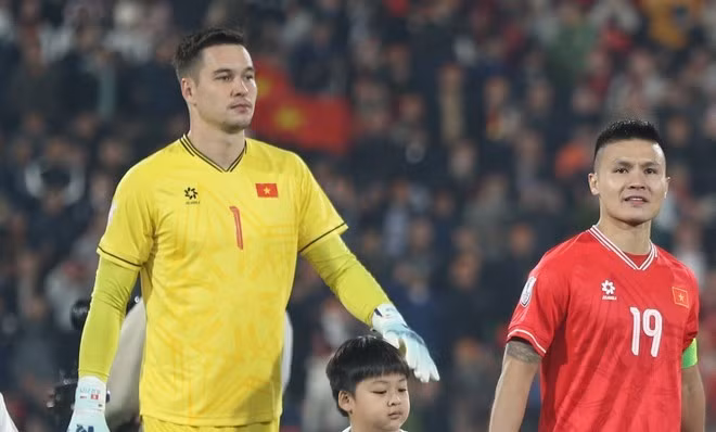 1. Nguyễn Filip. Ở bán kết lượt đi tại Singapore, Đình Triệu gây ấn tượng khi thực hiện 4 pha cứu thua, 3 pha đấm bóng giải nguy và giúp tuyển Việt Nam giữ sạch lưới. Tuy nhiên, thủ môn này vẫn để lại một số tình huống khá bản năng khiến người hâm mộ lo lắng. Trong bối cảnh chơi trên sân nhà và đã có lợi thế tỉ số, HLV Kim Sang-sik hoàn toàn có thể trao cho Nguyễn Filip cơ hội. Thủ môn CLB Công an Hà Nội giàu kinh nghiệm, rất khát khao tiếp tục chiến thắng cùng đội tuyển quốc gia và nhìn chung mang lại sự an tâm nhiều hơn cho đồng đội.