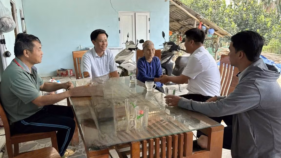 dong-chi-bi-thu-huyen-uy-hoang-quoc-bao-tham-dong-vien-cac-ho-dan-dien-di-doi-khan-cap-tai-xa-viet-tien.jpg