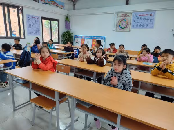 Học sinh làng Nủ hào hứng với điểm trường mới.