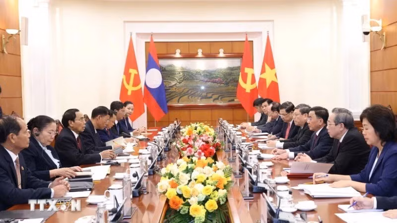 Thường trực Ban Bí thư Trần Cẩm Tú hội đàm với đồng chí Bounthong Chitmany, Ủy viên Bộ Chính trị, Thường trực Ban Bí thư, Phó Chủ tịch nước Lào.