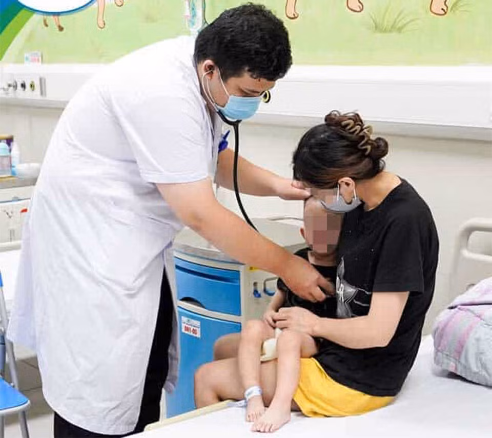 Bác sĩ Bệnh viện Nhi T.Ư khám cho trẻ bị ngộ độc.