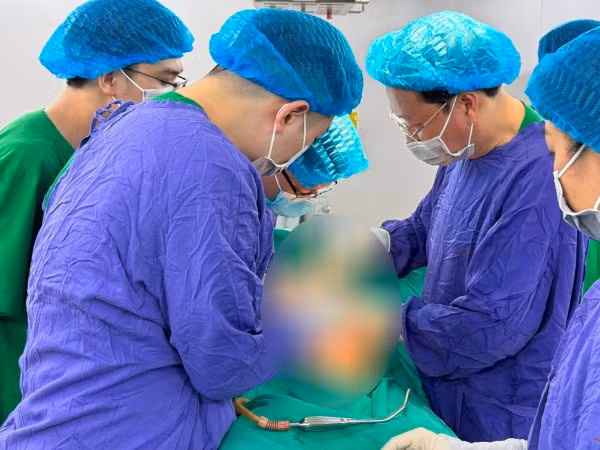 Các bác sĩ tại Bệnh viện Ung bướu Hà Nội thực hiện phẫu thuật cho bệnh nhân có khối u lớn bất thường vì chữa bệnh theo dân gian mà chưa được kiểm chứng.