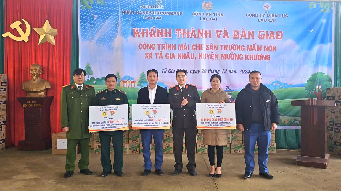 doan-thanh-nien-cong-an-tinh-trao-nhung-phan-qua-cho-cap-uy-chinh-quyen-cac-ban-nganh-cua-xa-ta-gia-khau.jpg
