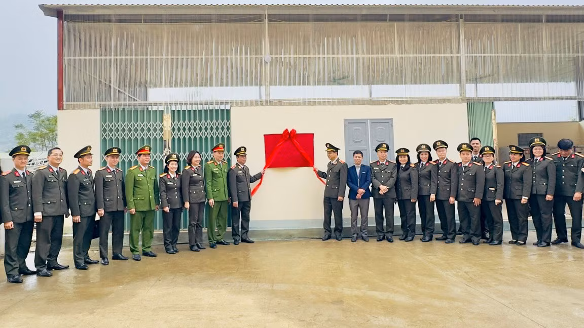 anh-10-doan-cong-tac-khanh-thanh-va-ban-gioa-bep-an-tap-the-cho-nha-truong.jpg