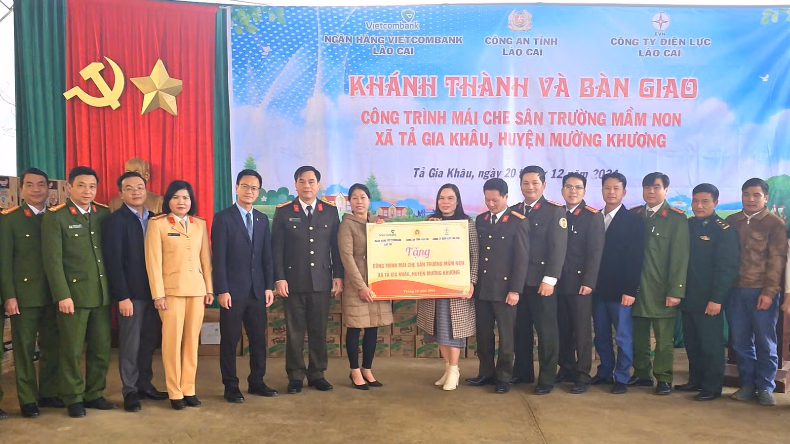 cac-dai-bieu-chup-anh-luu-niem-trong-le-ban-giao-mai-che-san-truong.jpg