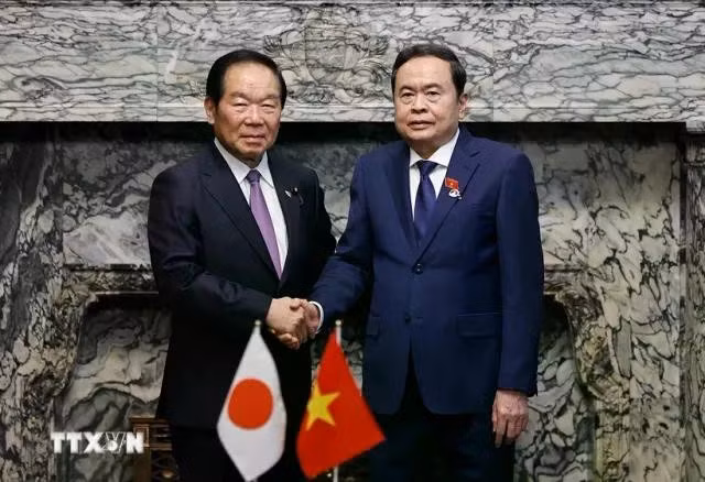 Chủ tịch Quốc hội Trần Thanh Mẫn và Chủ tịch Hạ viện Nhật Bản Nukaga Fukushiro chụp ảnh chung.