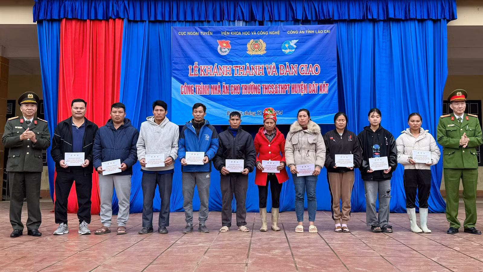 anh-8-doan-cong-tac-trao-20-phan-qua-cho-nguoi-dan-xa-muong-hum-bi-anh-huong-sau-bao-so-31.jpg