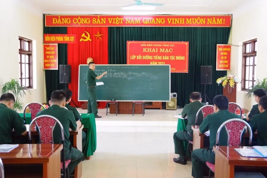 Lớp bồi dưỡng tiếng Mông tại Cao Bằng.