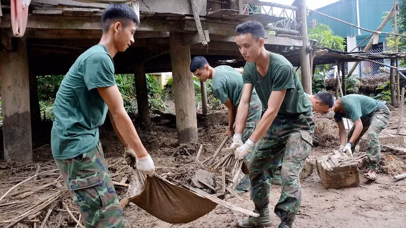 Cán bộ, chiến sĩ Trung đoàn 82, Sư đoàn 355 (Quân khu 2) giúp nhân dân xã Mường Pồn, huyện Ðiện Biên, tỉnh Ðiện Biên khắc phục hậu quả thiên tai, tháng 8/2024.