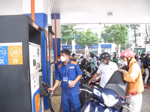 Giá xăng dầu được điều chỉnh giảm.