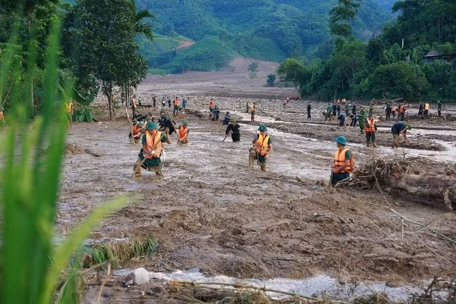 Lực lượng quân đội tìm kiếm các nạn nhân mất tích do sạt lở đất tại làng Nủ, xã Phúc Khánh, huyện Bảo Yên (Lào Cai).